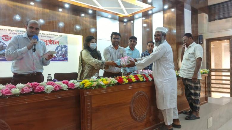 জীবননগরে কৃষকদের মাঝে বিনামূল্যে তুলা উপকরণ বিতরণ
